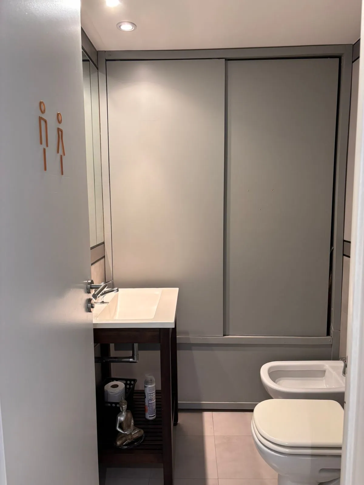 Baño interno del consultorio en Rincón de Milberg