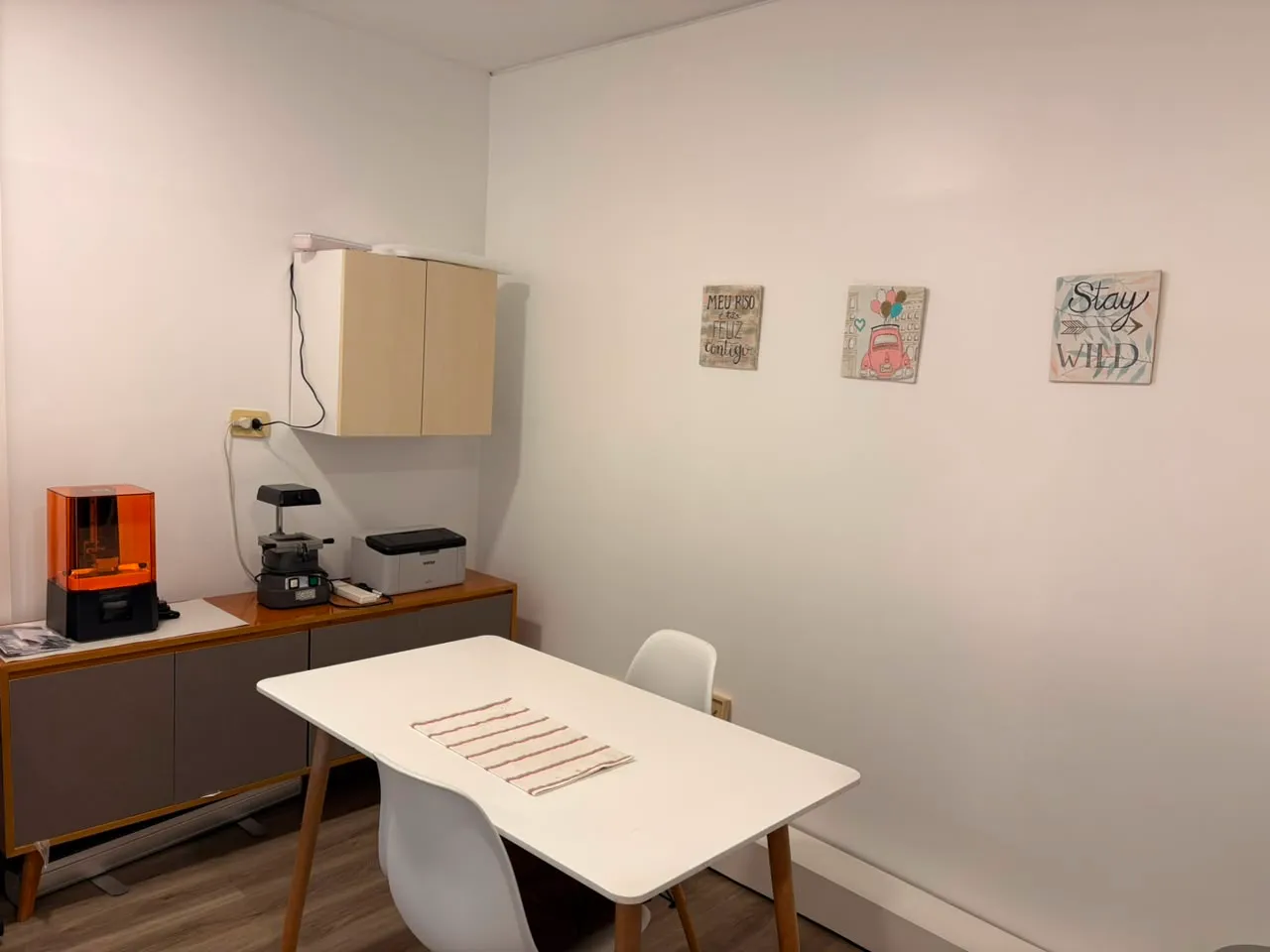 Espacio de cocina y office del consultorio