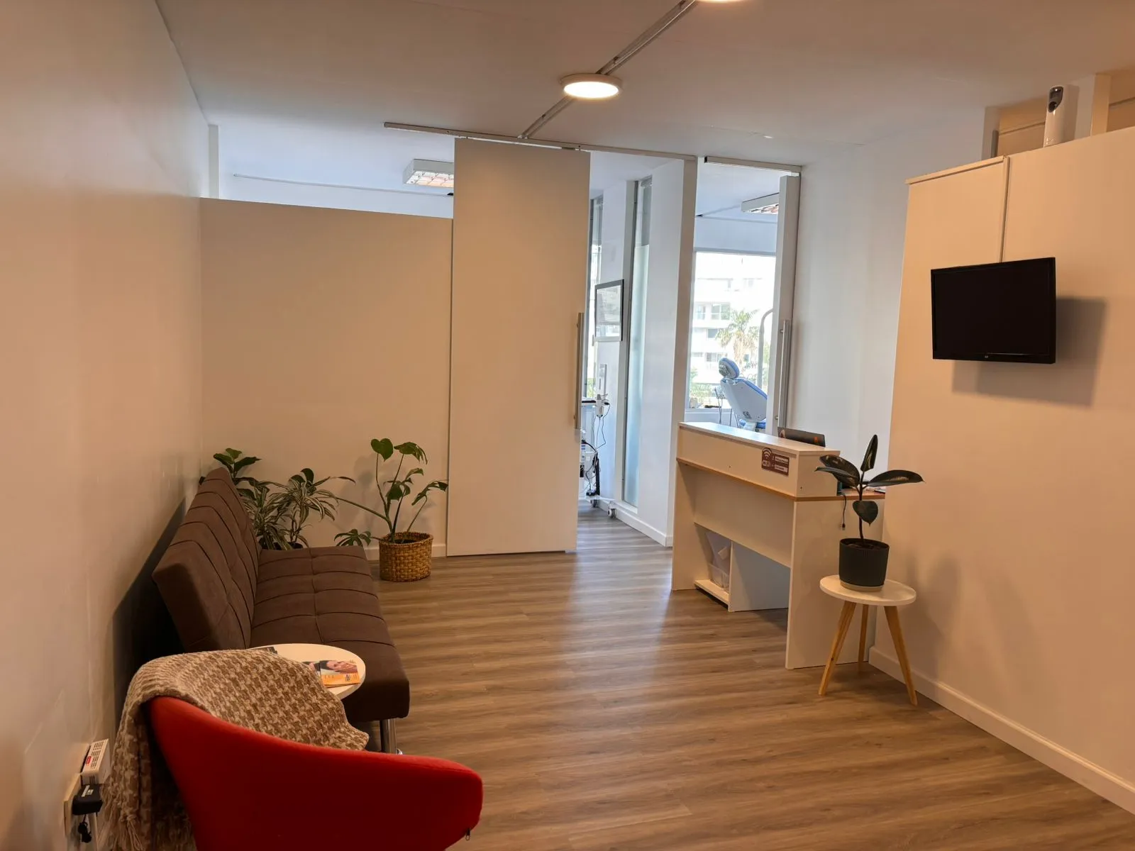 Recepción y sala de espera del consultorio odontológico