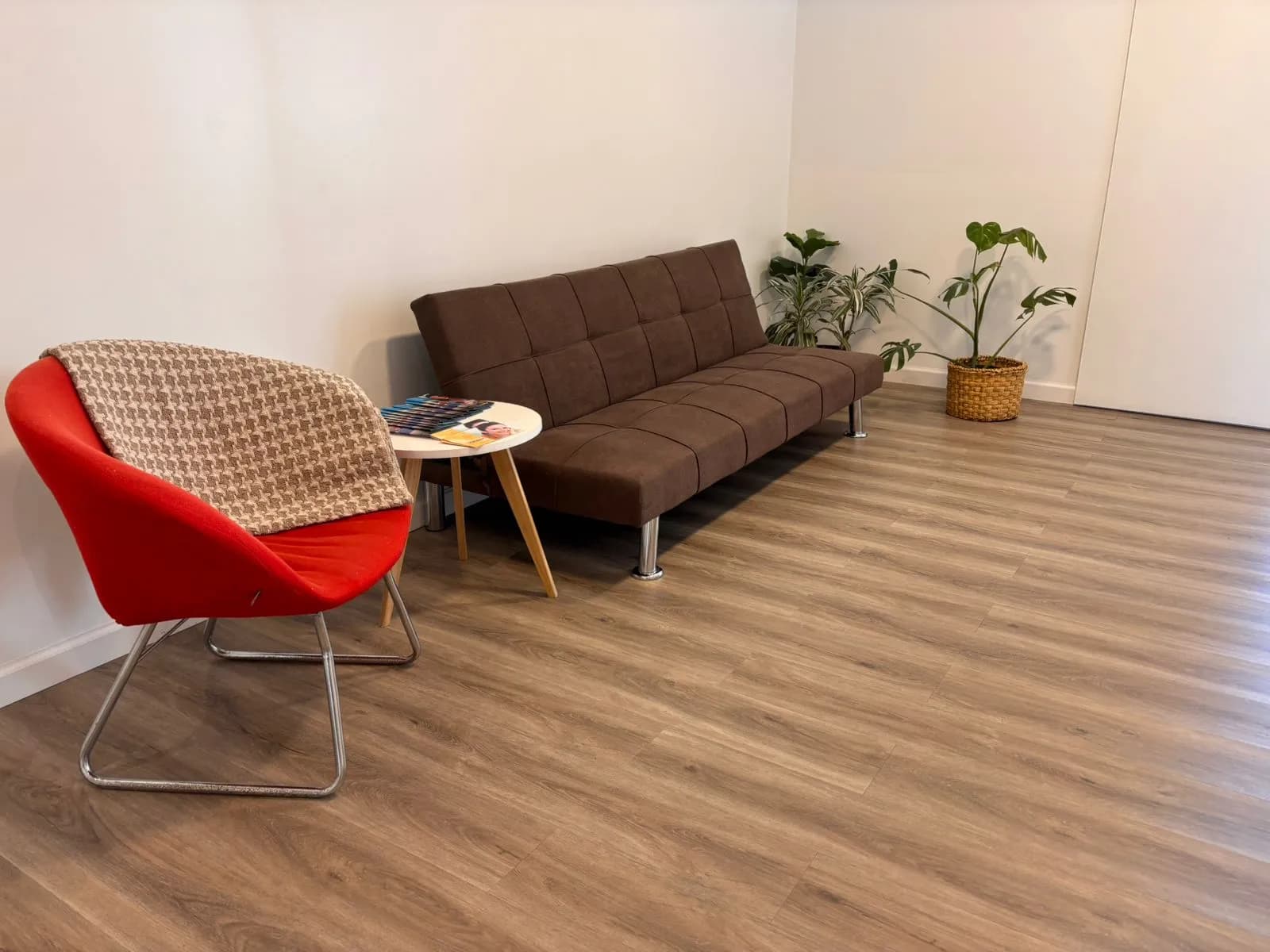 Ambiente de la recepción con espacio de espera cómodo